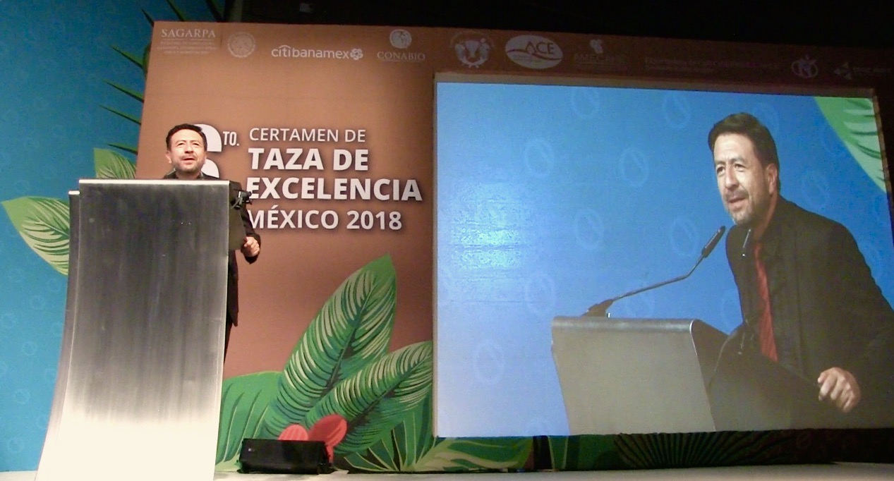 Eduardo Baca conduciendo un evento